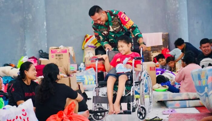 TNI Hadir untuk Rakyat, Babinsa 1301-02/Siau Lakukan Trauma Healing bagi Anak Disabilitas Korban Banjir