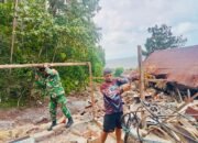 Babinsa Peduli, Sertu Werdi K. Bantu Warga Perbaiki Dapur Pascabanjir Bandang di Laghaeng