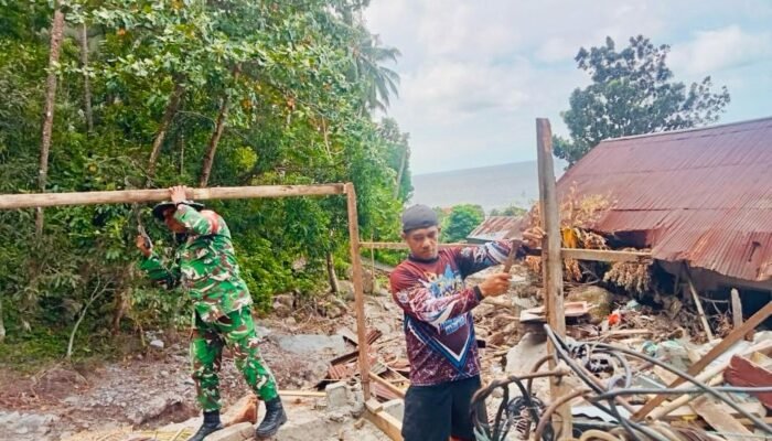 Babinsa Peduli, Sertu Werdi K. Bantu Warga Perbaiki Dapur Pascabanjir Bandang di Laghaeng