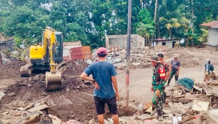 Babinsa 1301-02/Siau Pantau Pembersihan Material Bencana di Kampung Peling