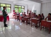 Babinsa Beri Motivasi Belajar kepada Siswa SD GMIST Bethabara Paseng Pasca Bencana Banjir Bandang