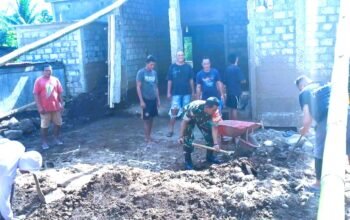 Babinsa Kelurahan Bahu Bersama Pemuda GMIST Sondang Gotong Royong Bersihkan Rumah Warga Terdampak Banjir