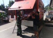 Babinsa Koramil Siau Dampingi BPBD Salurkan Bantuan bagi Warga Terdampak Banjir Bandang di Kelurahan Bahu