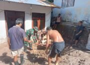 Sertu Werdi Kasehung Bantu Warga Laghaeng Bersihkan Rumah Pascabanjir Bandang