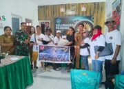 Babinsa Dampingi Penyaluran Bantuan Tunai dan Sembako bagi Korban Banjir Bandang di Paseng