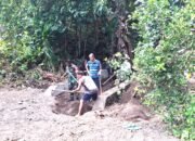 Babinsa Koramil 1301-02/Siau Dampingi Kerja Bakti Pembersihan Sungai di Kelurahan Bahu