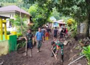 Babinsa dan Warga Paseng Gotong Royong Bersihkan Jalan Pasca Banjir Bandang