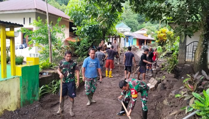 Babinsa dan Warga Paseng Gotong Royong Bersihkan Jalan Pasca Banjir Bandang