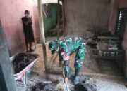 Sertu Werdi Bantu Warga Bersihkan Rumah Terdampak Banjir Bandang di Kampung Batusenggo