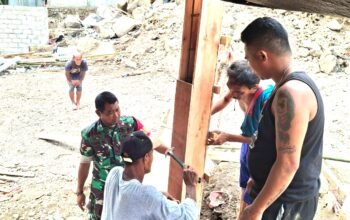 Babinsa 02/Siau Laksanakan Pengecekan Kesehatan Pengungsi Banjir Bandang di Kelurahan Bahu