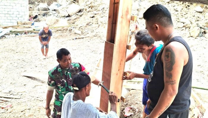 Babinsa 02/Siau Laksanakan Pengecekan Kesehatan Pengungsi Banjir Bandang di Kelurahan Bahu