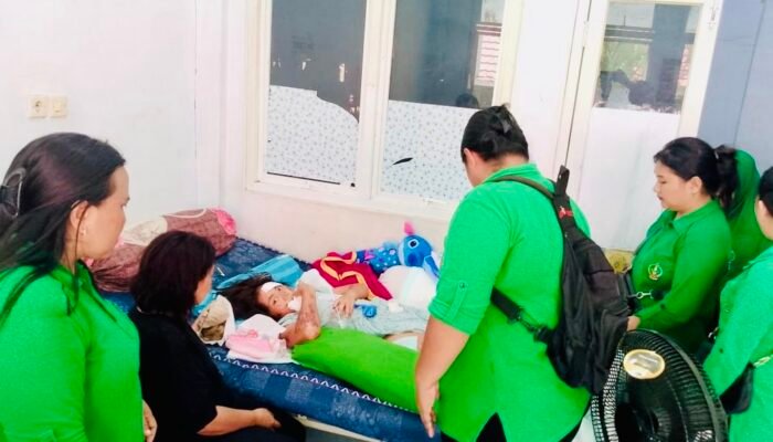 Persit Kartika Chandra Kirana Cabang XIII Dim 1301 Kunjungi Korban Banjir Bandang di Siau