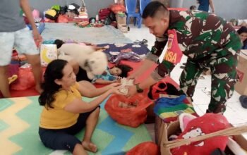 TNI Bersama Rakyat, Babinsa 1301-02/Siau Bantu Bagikan Makanan kepada Pengungsi