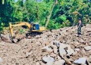 Babinsa Kelurahan Bahu Awasi Pengerjaan Alur Sungai dan Tanggul Pascabencana Banjir Bandang