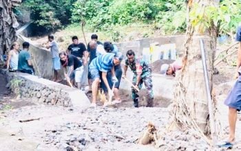 Sinergi TNI dan Warga Bahu Bersihkan Aliran Kali Tehu