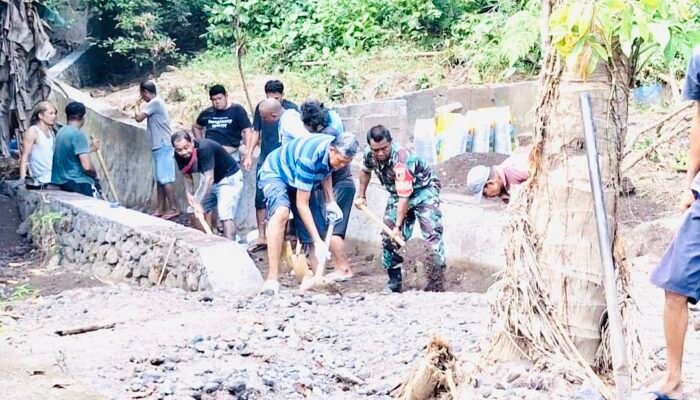 Sinergi TNI dan Warga Bahu Bersihkan Aliran Kali Tehu