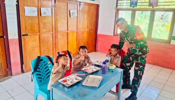 Babinsa Tagulandang Selatan Kawal Pembagian Makanan Bergizi Gratis untuk Anak Sekolah