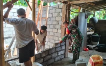 Serka Jimi Antibe Dampingi Warga Mohong Sawang dalam Karya Bakti Pembangunan Dapur