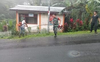 Sinergi Babinsa dan Warga, Jalan Raya Lenganeng Dibersihkan