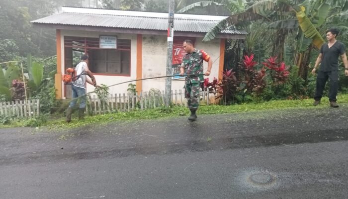 Sinergi Babinsa dan Warga, Jalan Raya Lenganeng Dibersihkan