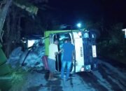 Truk Bermuatan Berat Terbalik di Karatung I