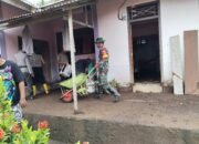 Babinsa Kodim 1301/Sangihe Bersama Polsek dan Warga Bersihkan Rumah Korban Banjir di Paseng