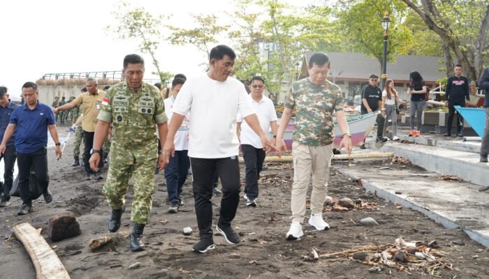 Kodam XIII/Merdeka Gelar Gerakan Indonesia Asri Bersihkan Pantai Manado