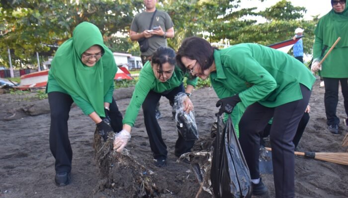 Persit Pengurus Daerah Merdeka Bersih-Bersih Pantai