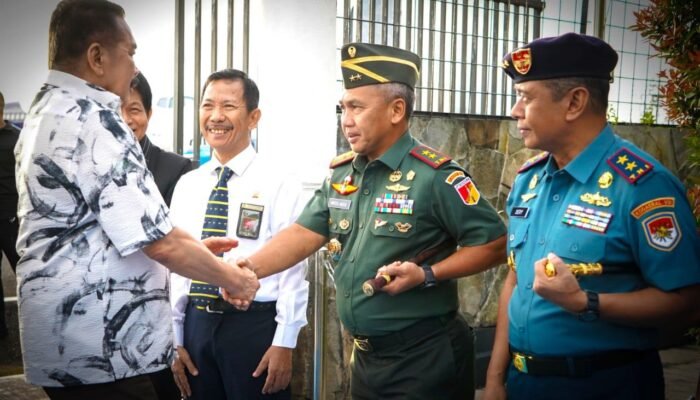 Pangdam XIII/Merdeka Sambut Kedatangan Jaksa Agung RI di Bandara Sam Ratulangi Manado