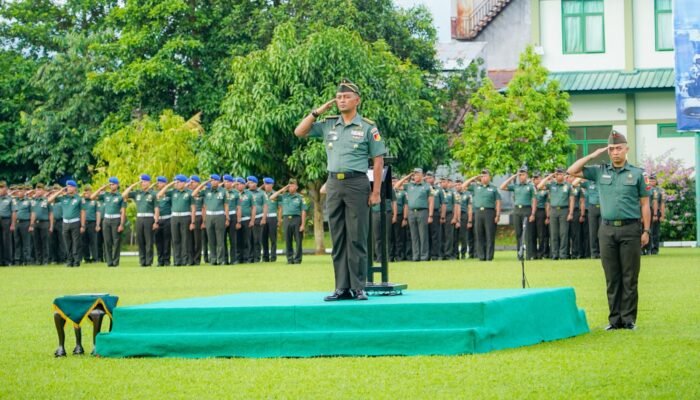 Asisten Perencanaan Kodam XIII/Merdeka Pimpin Upacara Bendera Mingguan Rutin Hari Senin