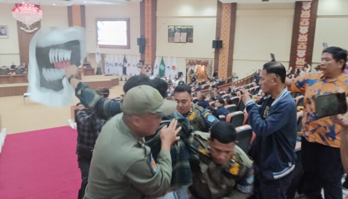 BREAKING NEWS: Ricuh di Ruang Paripurna DPRD Sulut, Pengesahan Perda RTRW Dihadiri Gubernur Yulius Selvanus Diwarnai Aksi Protes