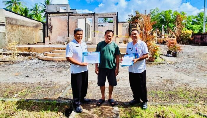 Dukcapil Sangihe Terbitkan Ulang Dokumen Korban Kebakaran di Santiago