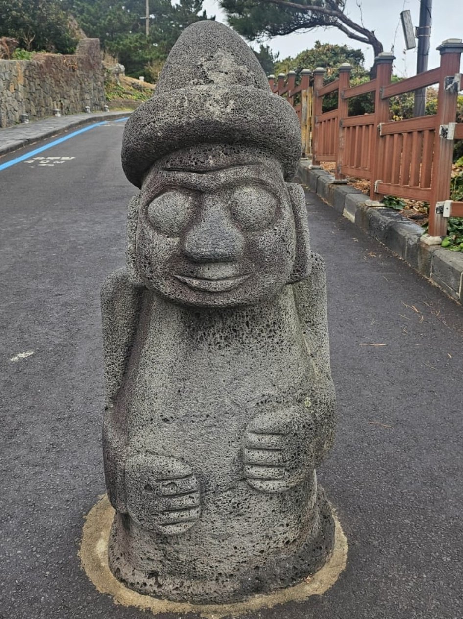 Patung Dol Hareubang, hidungnya hilang karena sering dipegang (Jeju island) 
