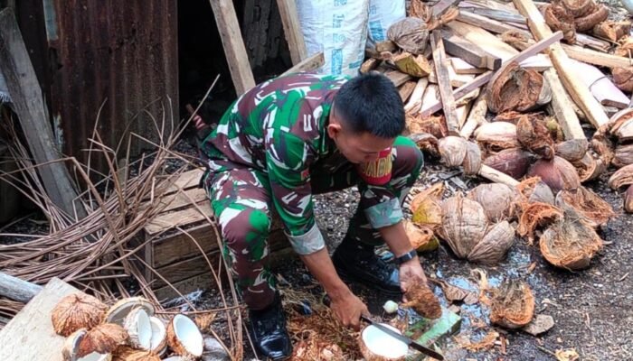 Babinsa Koramil 1301-02/Siau Dampingi Warga Peling Bangkit Pascabanjir Bandang