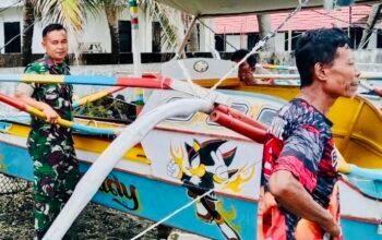 Babinsa Marore Bantu Warga Angkat Perahu, Ingatkan Faktor Keamanan Saat Melaut