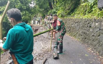 Babinsa Koramil 1301-02/Siau Bantu Pembuatan Pagar dan Bersihkan Akses Jalan Terdampak Longsor di Kampung Lia Satu