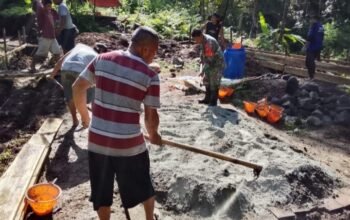 Babinsa Kendahe Bantu Pengecoran Pondasi Rumah Warga