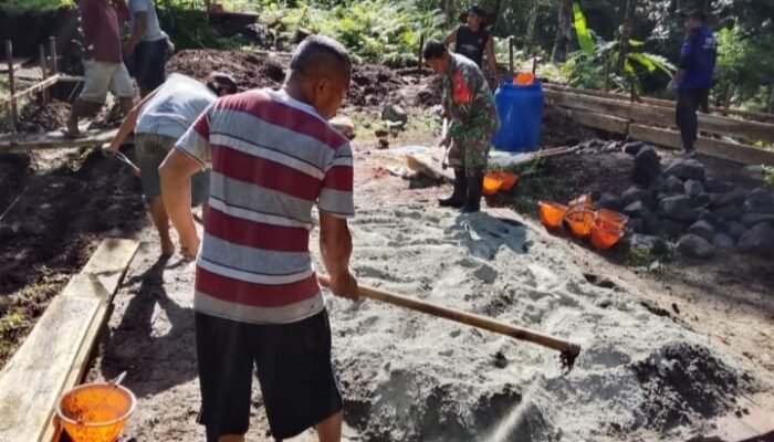 Babinsa Kendahe Bantu Pengecoran Pondasi Rumah Warga