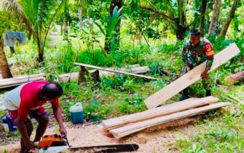 Wujud Kemanunggalan TNI-Rakyat, Babinsa Marore Bantu Pembangunan Rumah Warga