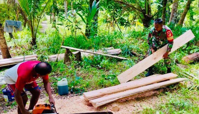 Wujud Kemanunggalan TNI-Rakyat, Babinsa Marore Bantu Pembangunan Rumah Warga