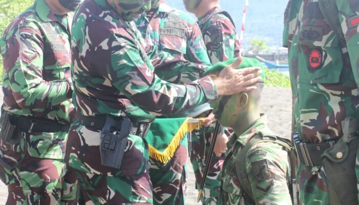 Danrindam XIII/Merdeka Sematkan Baret Infanteri dan Brevet Yudha Wastu Pramuka