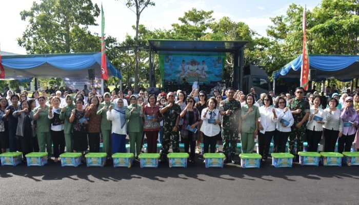 Pangdam Merdeka Buka Bazar Murah dan Bagikan Bingkisan Ramadan