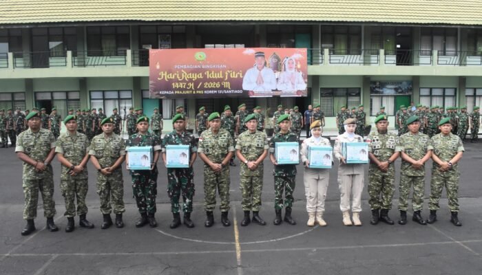 Danrem 131/Santiago Pimpin Apel Pemberangkatan Cuti Lebaran dan Bagi Bingkisan Idul Fitri untuk Prajurit dan PNS Makorem 131/Santiago