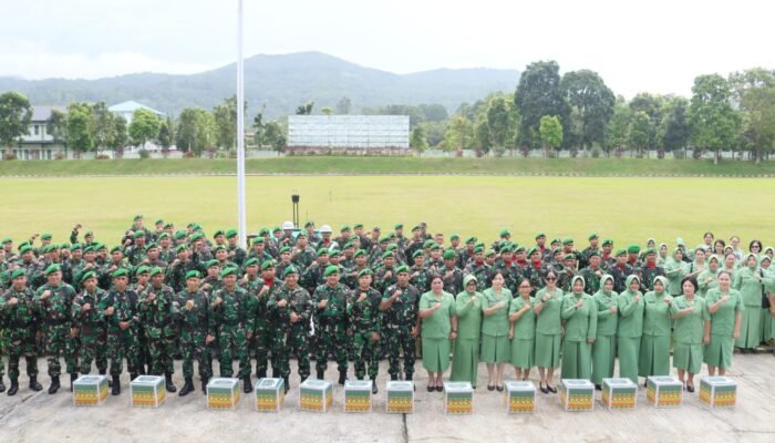 Danrindam XIII/Merdeka Bagikan Bingkisan Lebaran untuk Prajurit dan PNS