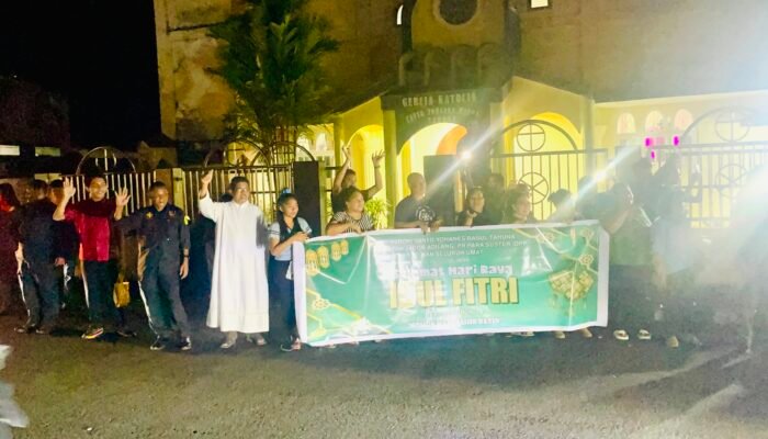 Pastor Jacob Adilang dan Umat Sambut Pawai Takbiran, Wujud Nyata Solidaritas Antarumat Beragama