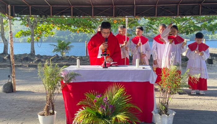 Saat Dunia Berteriak ‘Salibkan Dia’, Masihkah Kita Berani Berseru ‘Hosana’? Ini Pesan Pastor Jacob di Minggu Palma