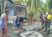 Babinsa Koramil 1301-08/Tabukan Tengah Gotong Royong Bersama Warga Cor Jalan Rusak di Kampung Kuma