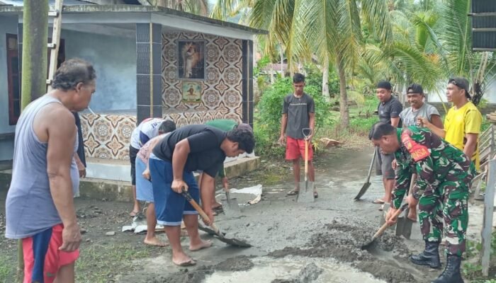 Babinsa Koramil 1301-08/Tabukan Tengah Gotong Royong Bersama Warga Cor Jalan Rusak di Kampung Kuma