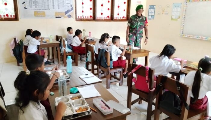 Pastikan Tepat Sasaran, Babinsa Dampingi Pembagian Makan Bergizi
