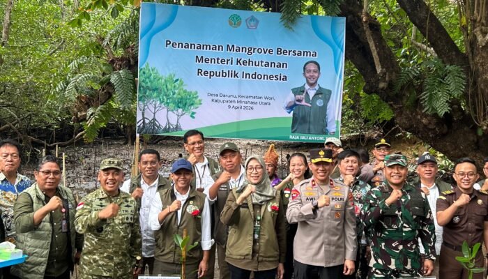Pangdam Mayjen Mirza Agus Bersama Menteri Kehutanan Tanam Mangrove